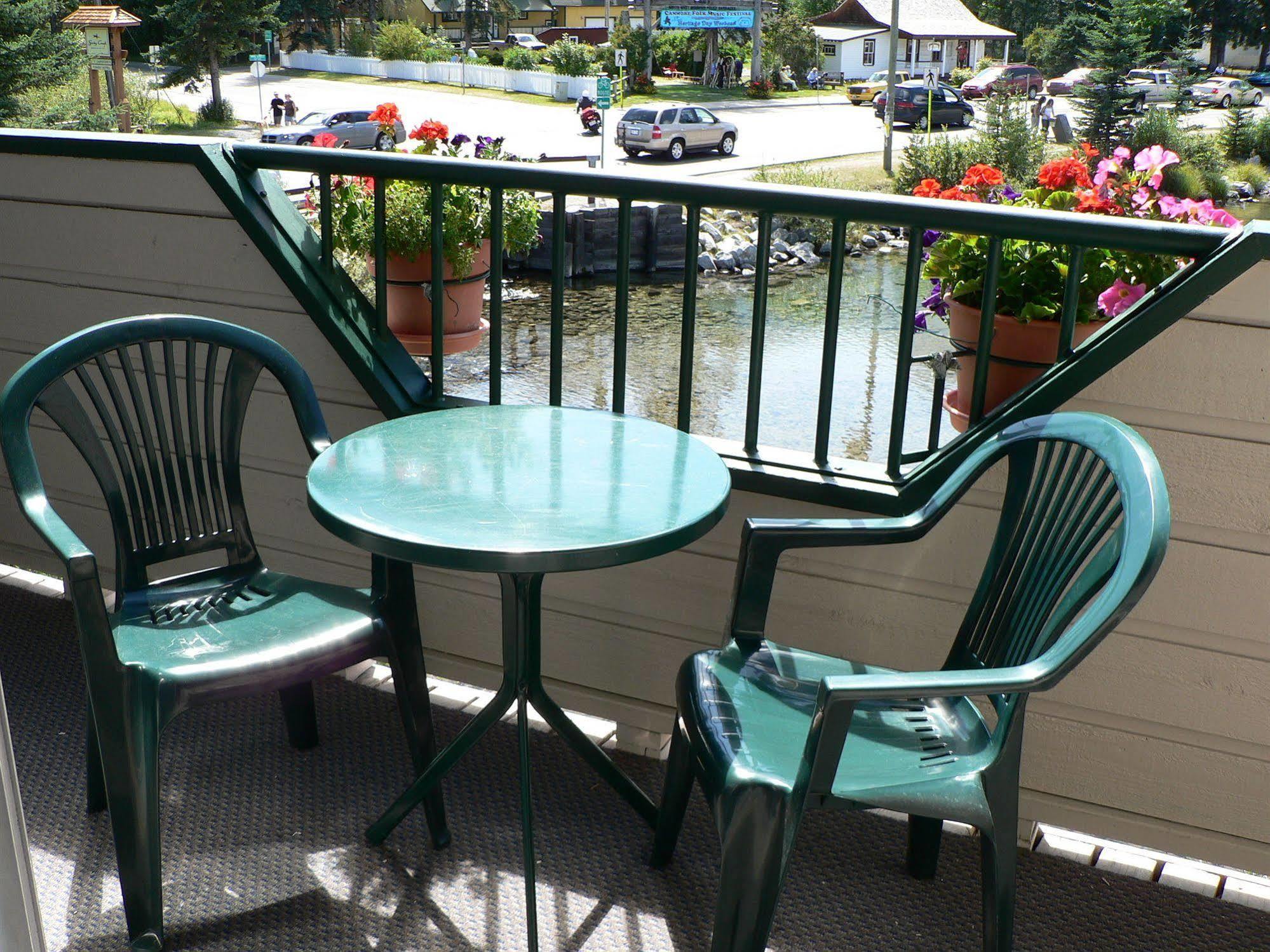 The Drake Inn Canmore Extérieur photo
