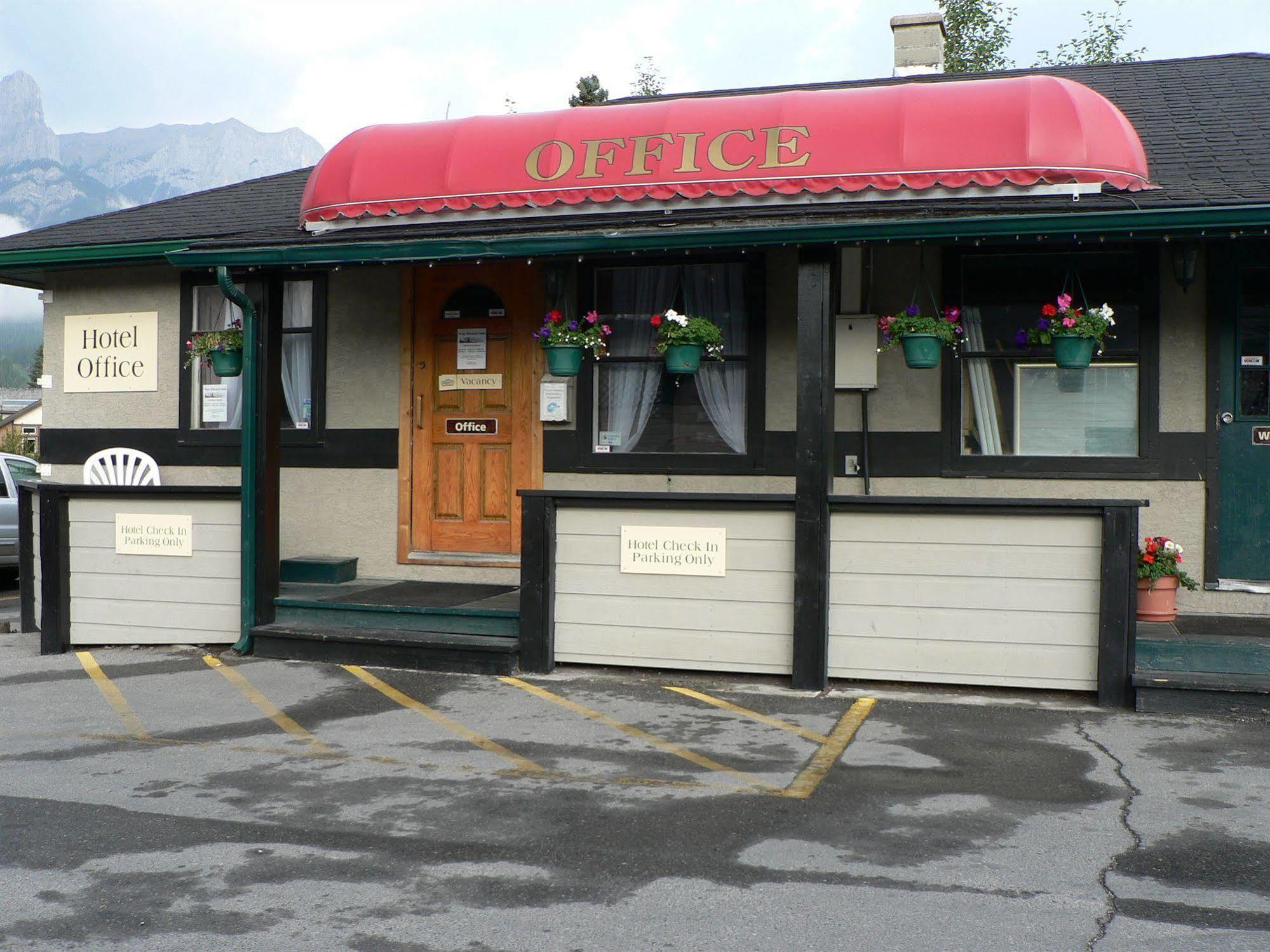 The Drake Inn Canmore Extérieur photo
